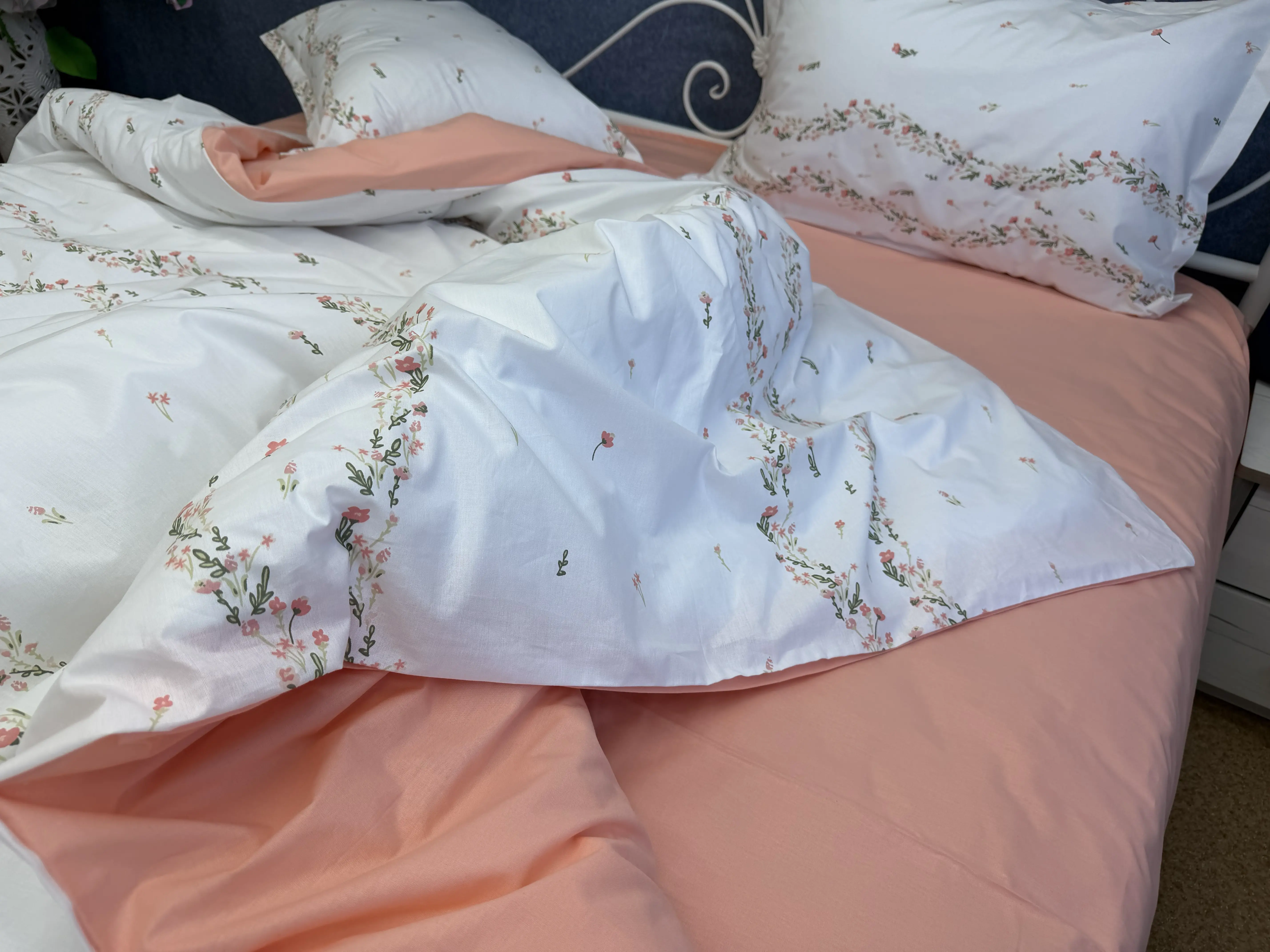 Комплект постельного белья из турецкого сатина делюкс 100% хлопок Dreamcat на кровати
