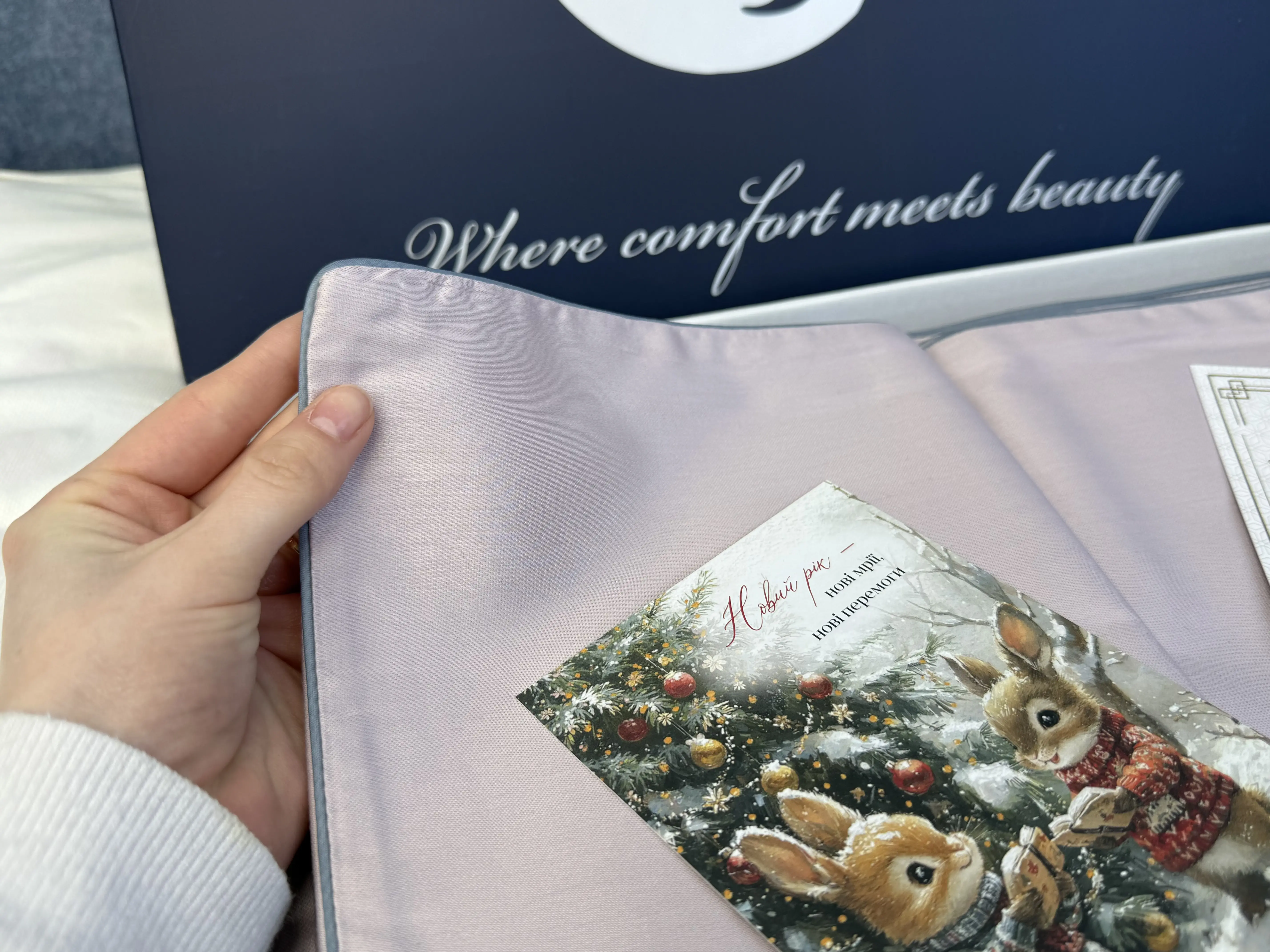 комплект постільної білизни DreamCat турецький сатин делюкс у руках