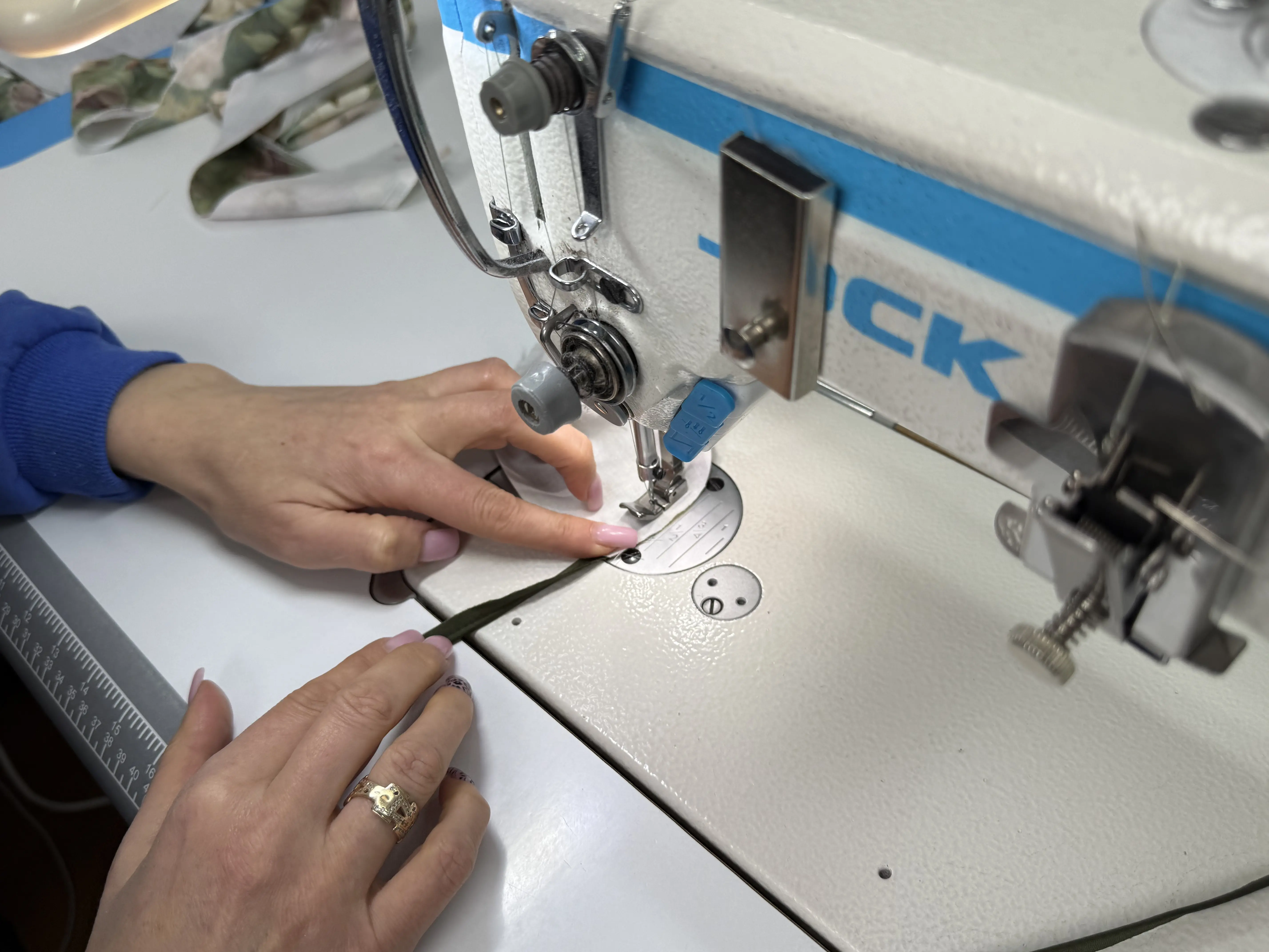 Процес пошиття постільної білизни Etell на професійній швейній машині